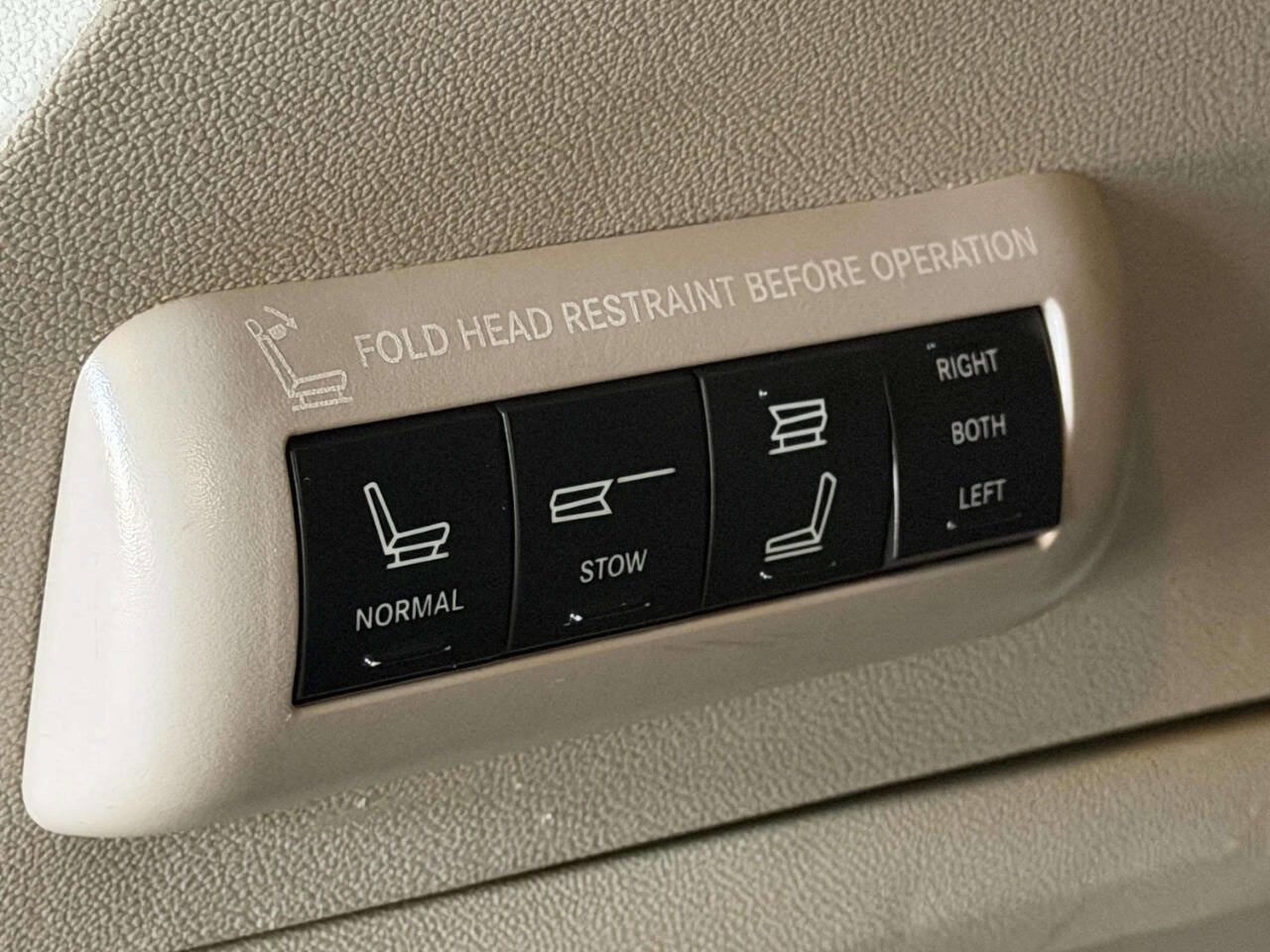 Used 2014 Chrysler Town & Country Touring-L image 6