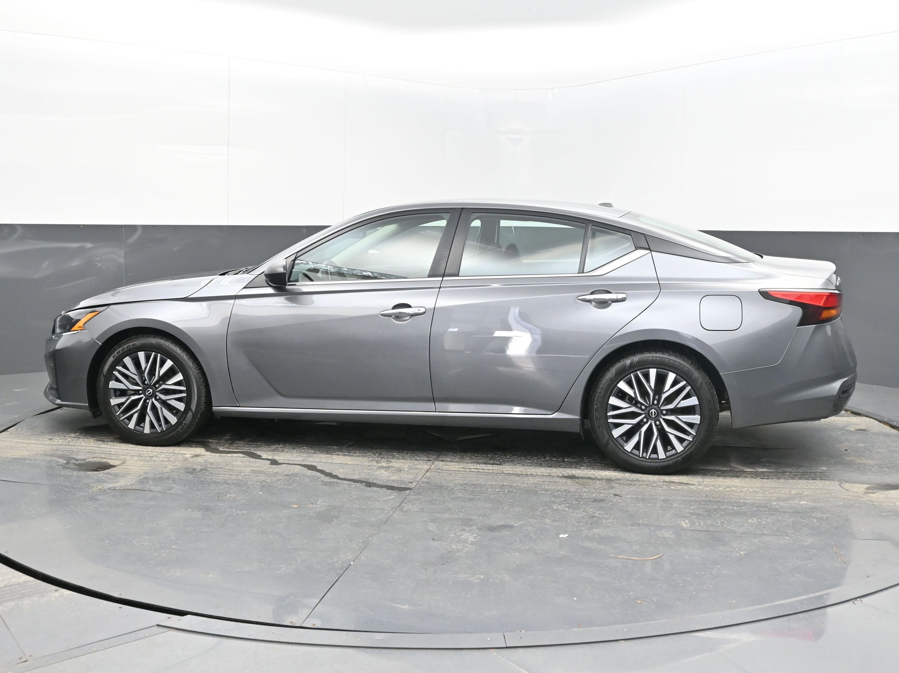 Used 2024 Nissan Altima 2.5 SV image 7