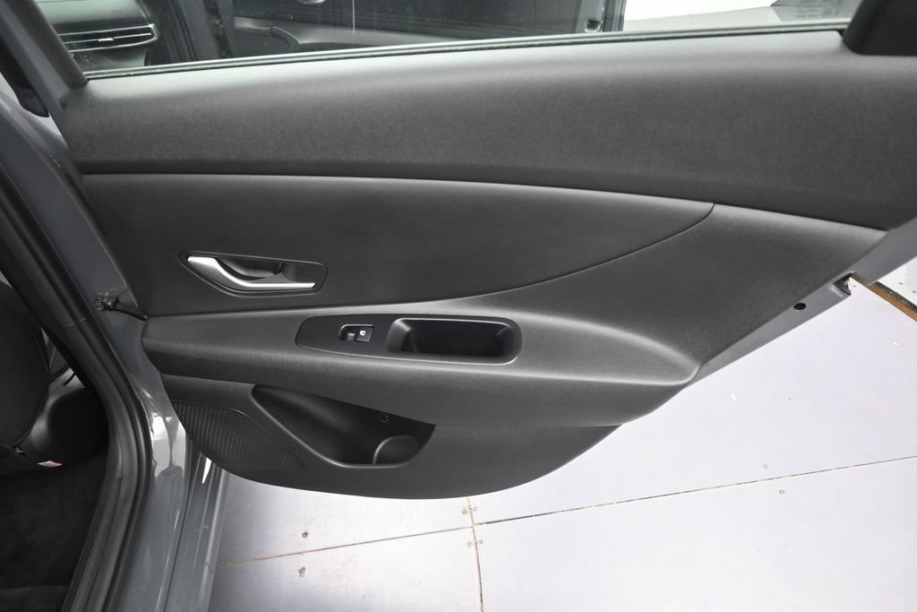 Used 2025 Hyundai Elantra SE FWD image 28