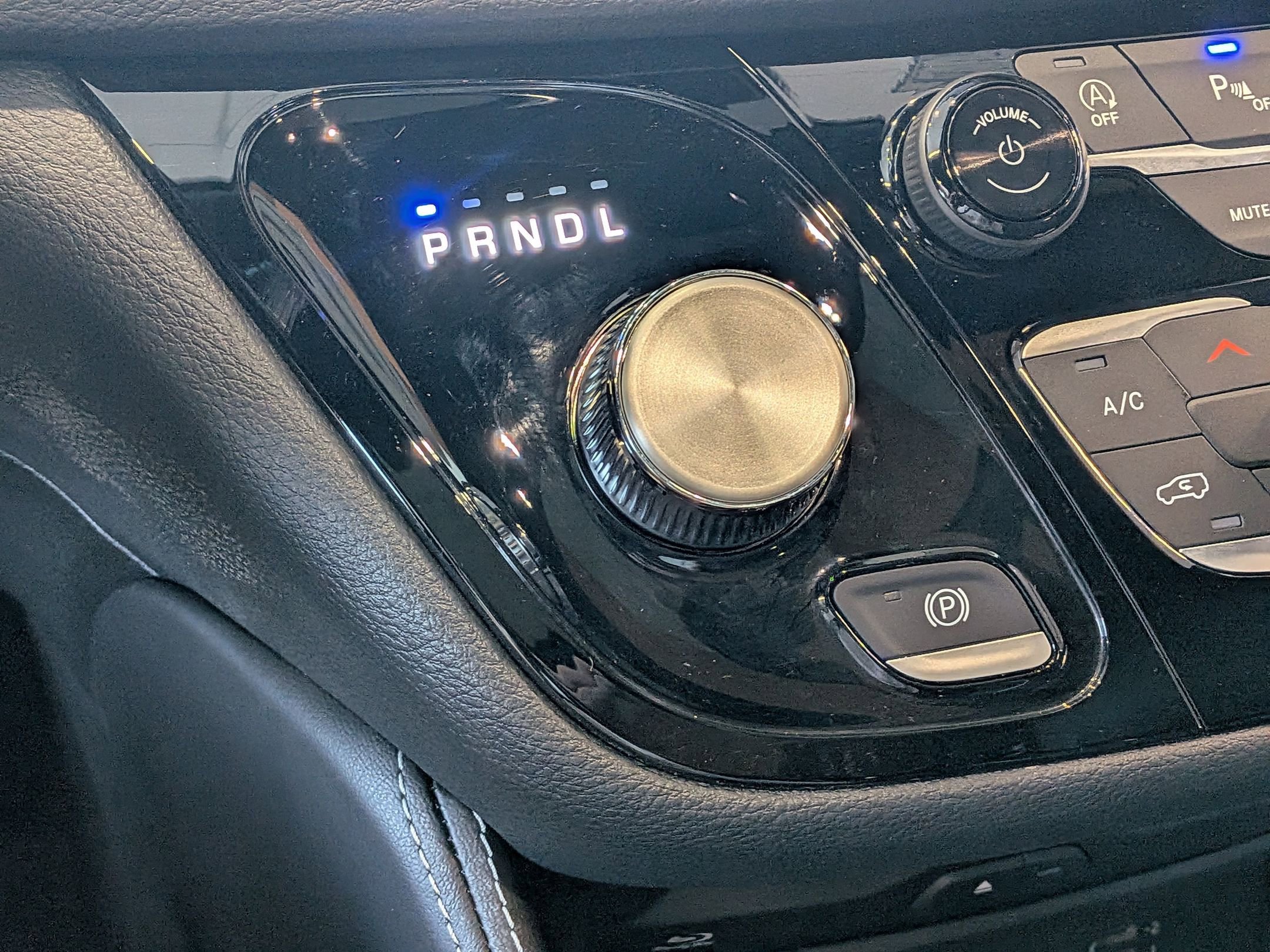 New 2026 Chrysler Pacifica Limited w/ Uconnect Theater Family Group image 13