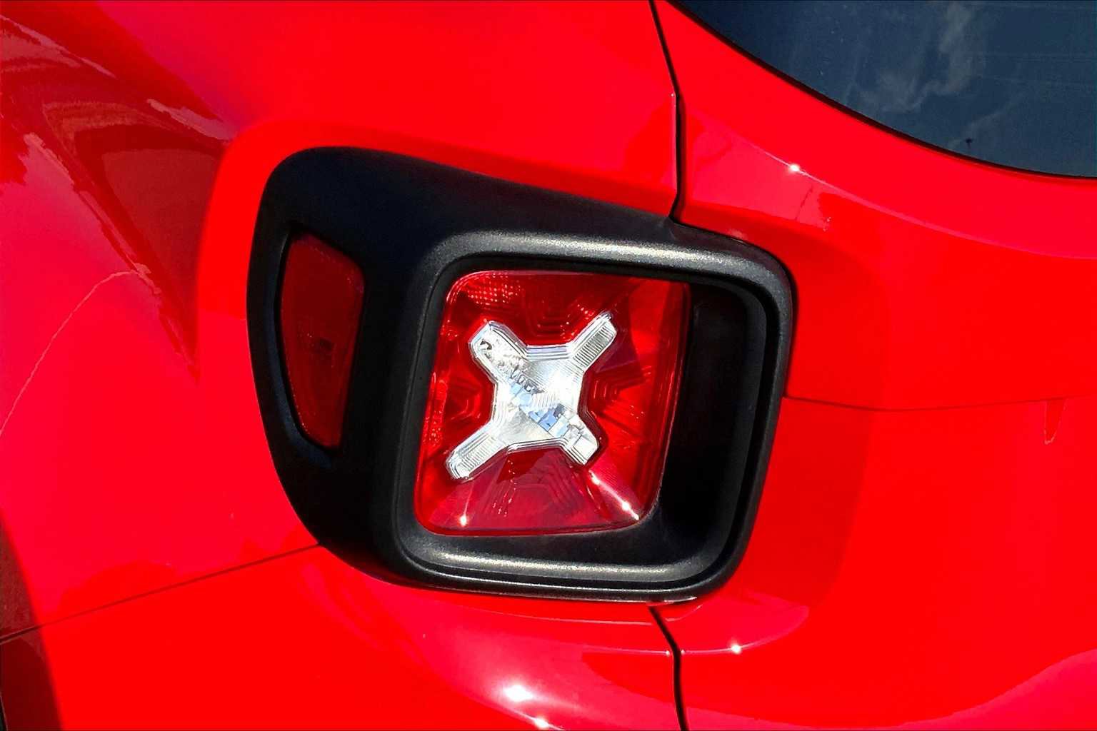 Used 2023 Jeep Renegade Latitude w/ Premium Group image 28