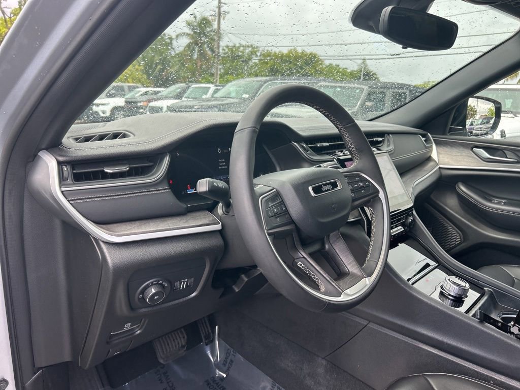 Used 2024 Jeep Grand Cherokee Limited w/ Black Appearance Package RWD image 10