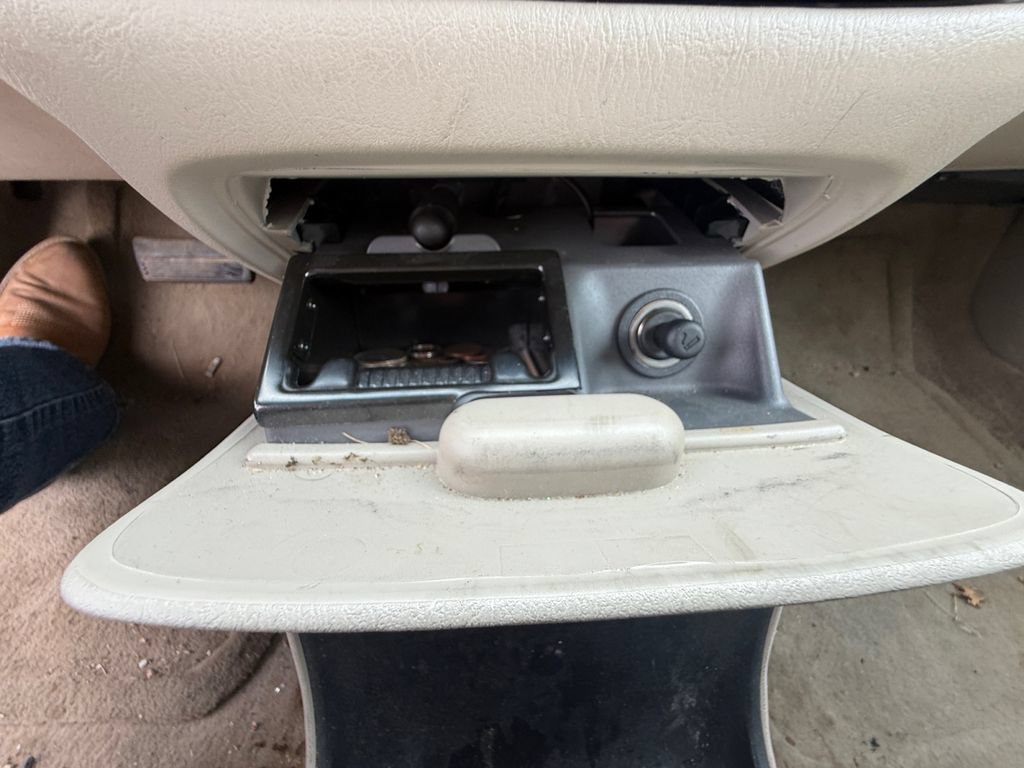 Used 2005 Cadillac De Ville FWD image 28