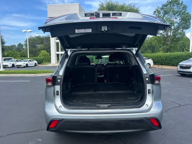 Used 2021 Toyota Highlander XLE AWD/4WD image 9