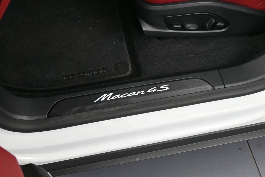 Certified 2025 Porsche Macan 4S Electric AWD/4WD image 16