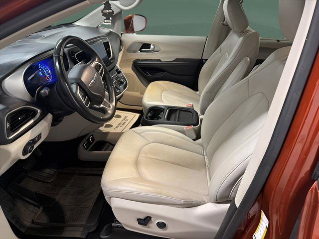 Used 2018 Chrysler Pacifica Touring-L FWD image 14