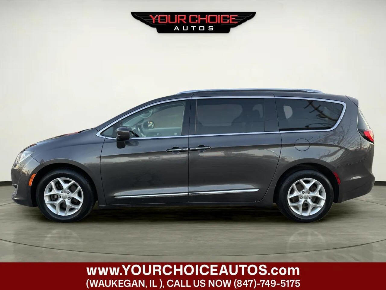 Used 2018 Chrysler Pacifica Touring-L Plus w/ Tire & Wheel Group image 2