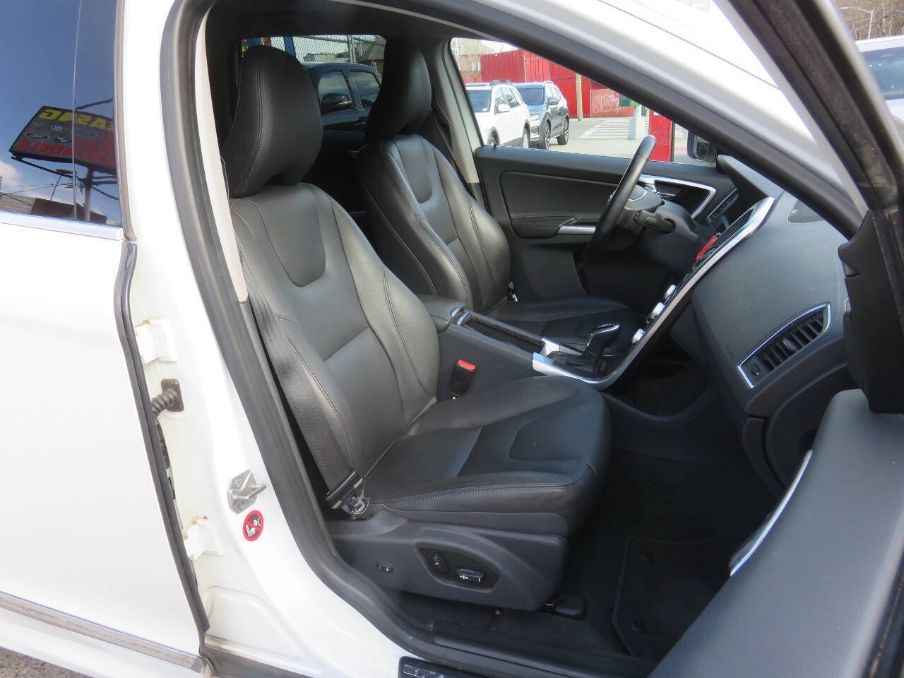 Used 2016 Volvo XC60 T6 Platinum AWD/4WD image 11