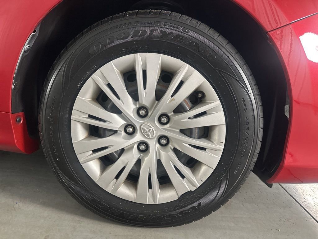 Used 2014 Toyota Camry LE image 4