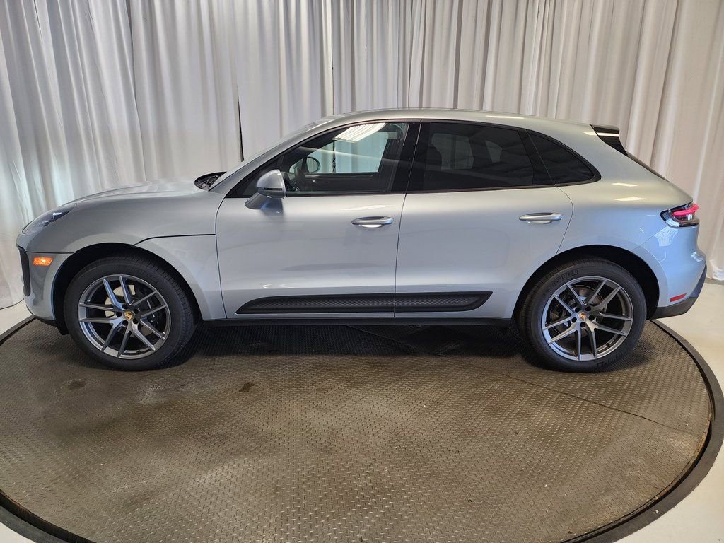 Certified 2025 Porsche Macan image 2