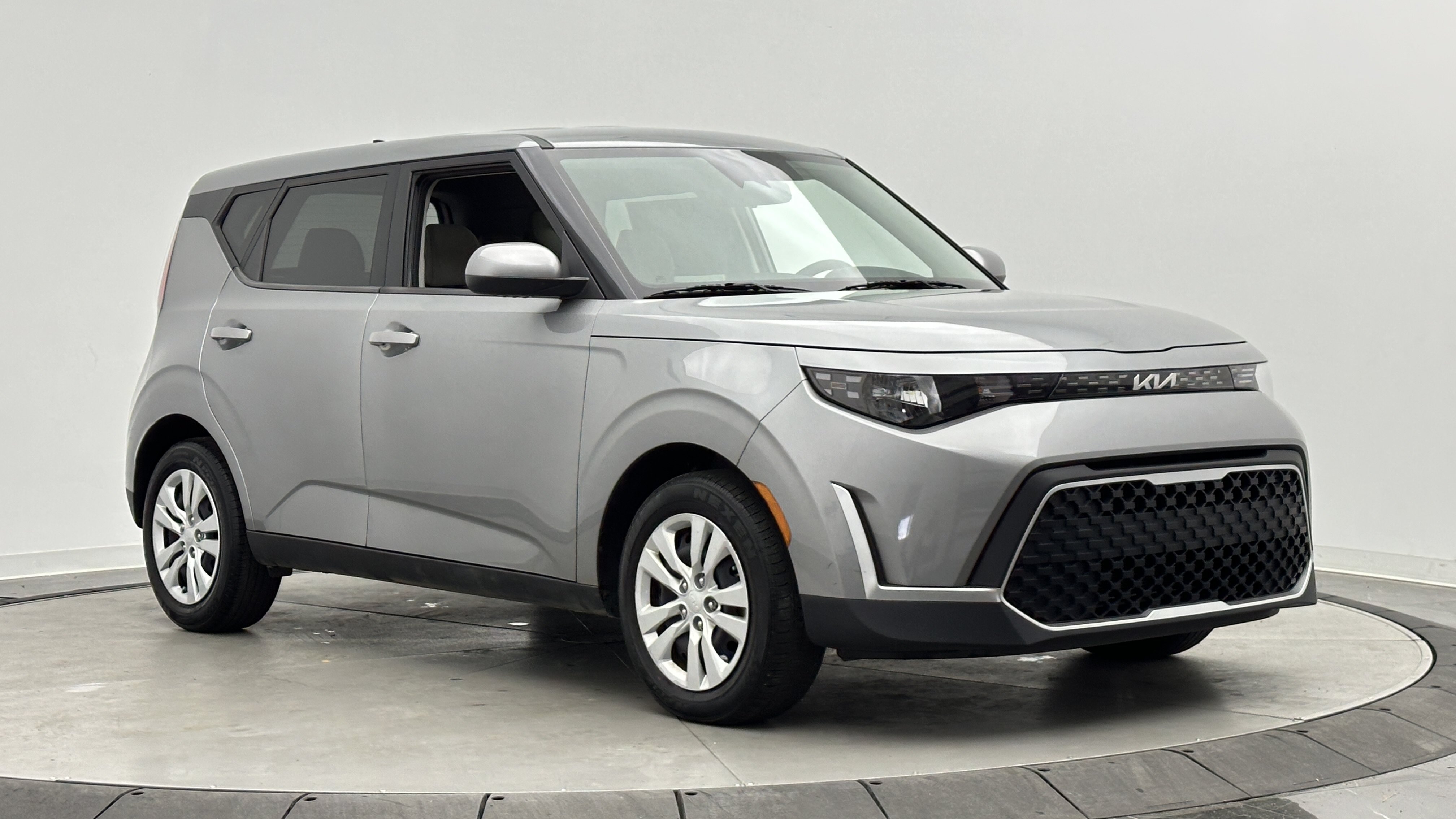 Used 2023 Kia Soul LX FWD image 3