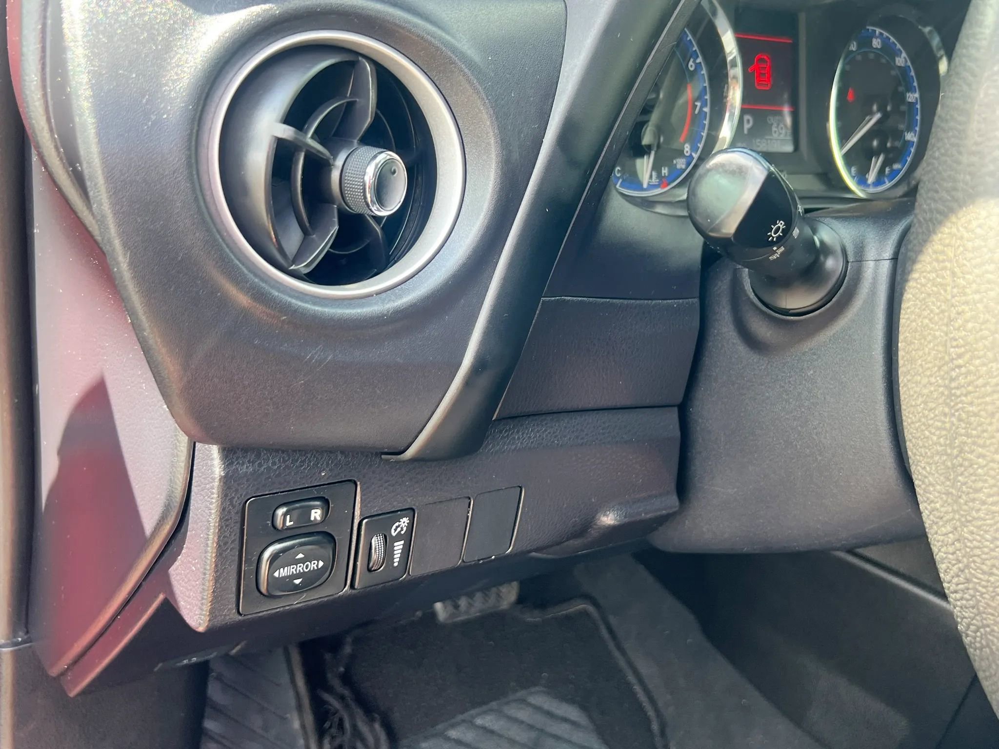 Used 2018 Toyota Corolla LE image 13