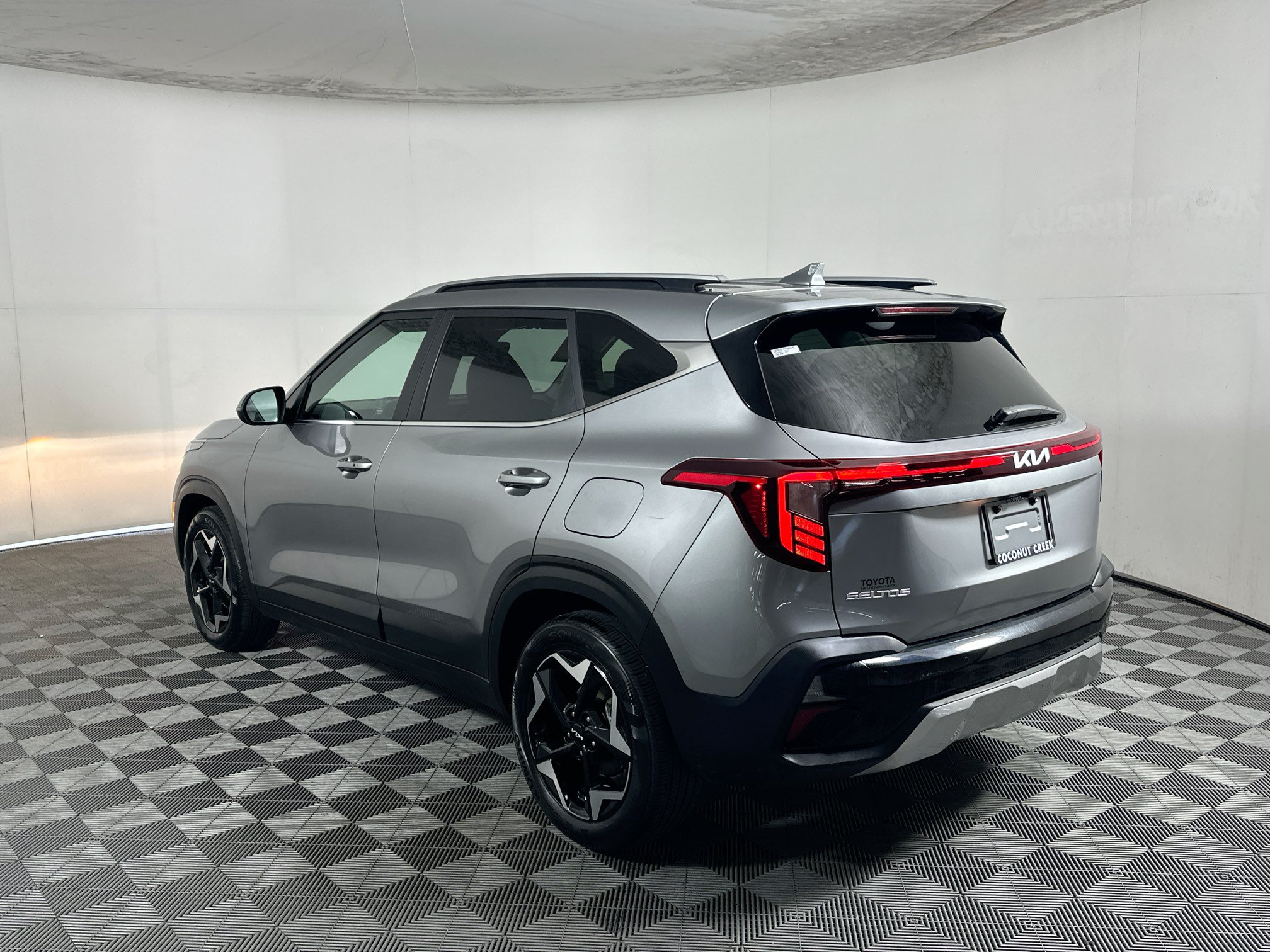 Used 2025 Kia Seltos EX FWD image 5