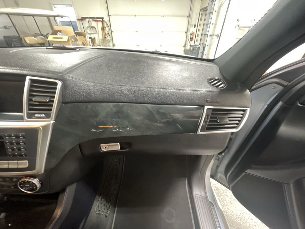 Used 2015 Mercedes-Benz GL 550 4MATIC image 30