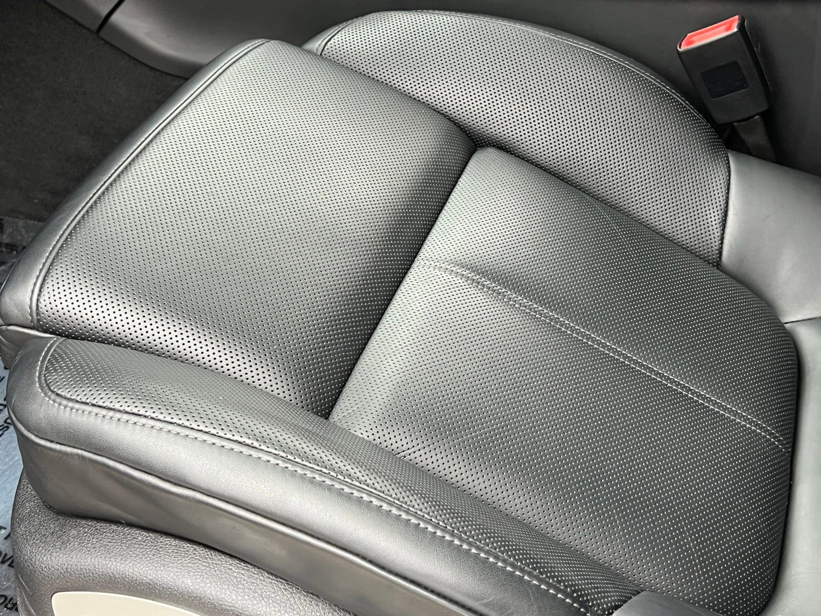 Certified 2025 Porsche Macan image 5