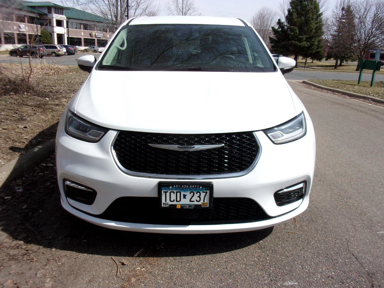 Used 2023 Chrysler Pacifica Touring-L image 7