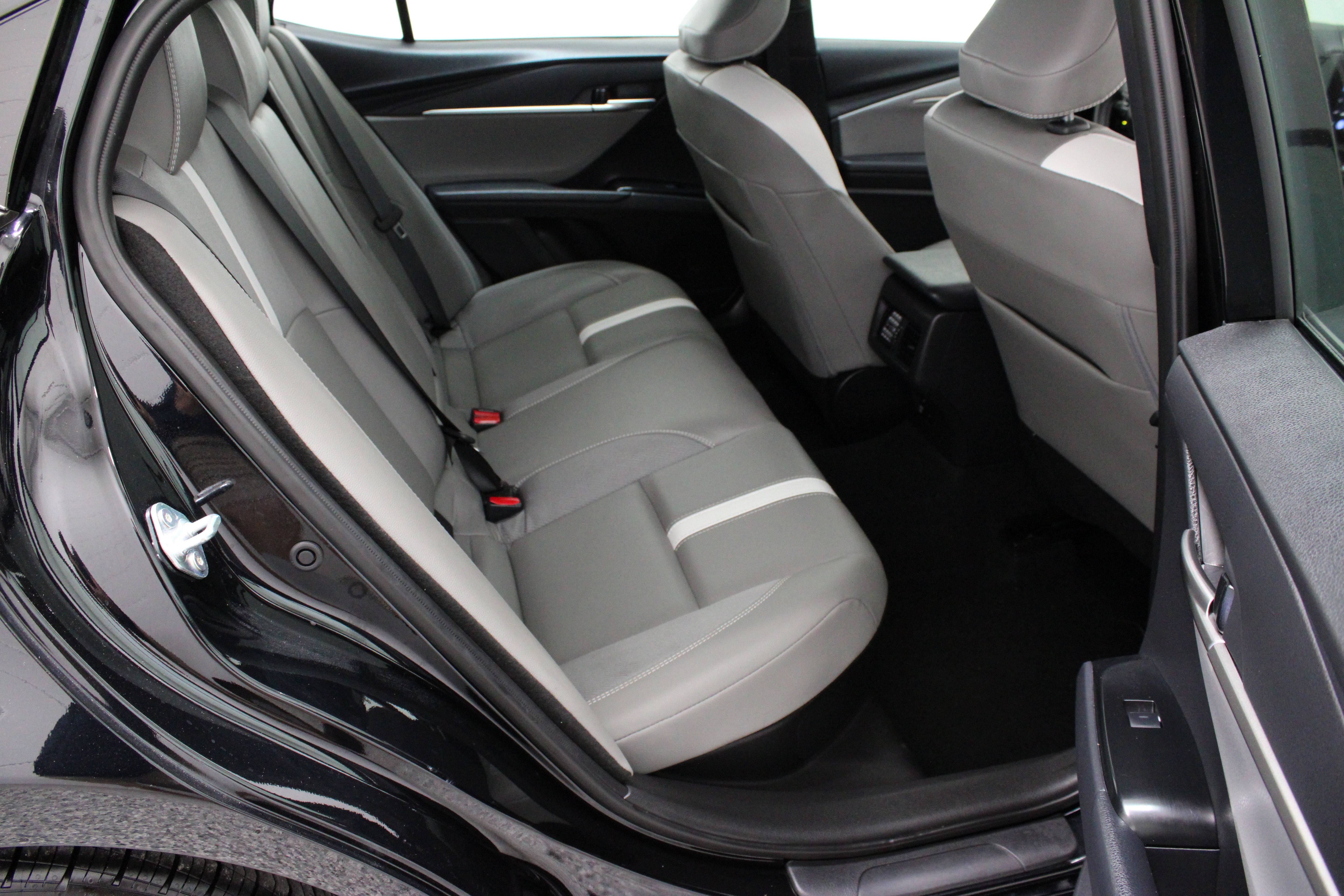 Used 2026 Toyota Camry SE w/ Convenience Package FWD image 33