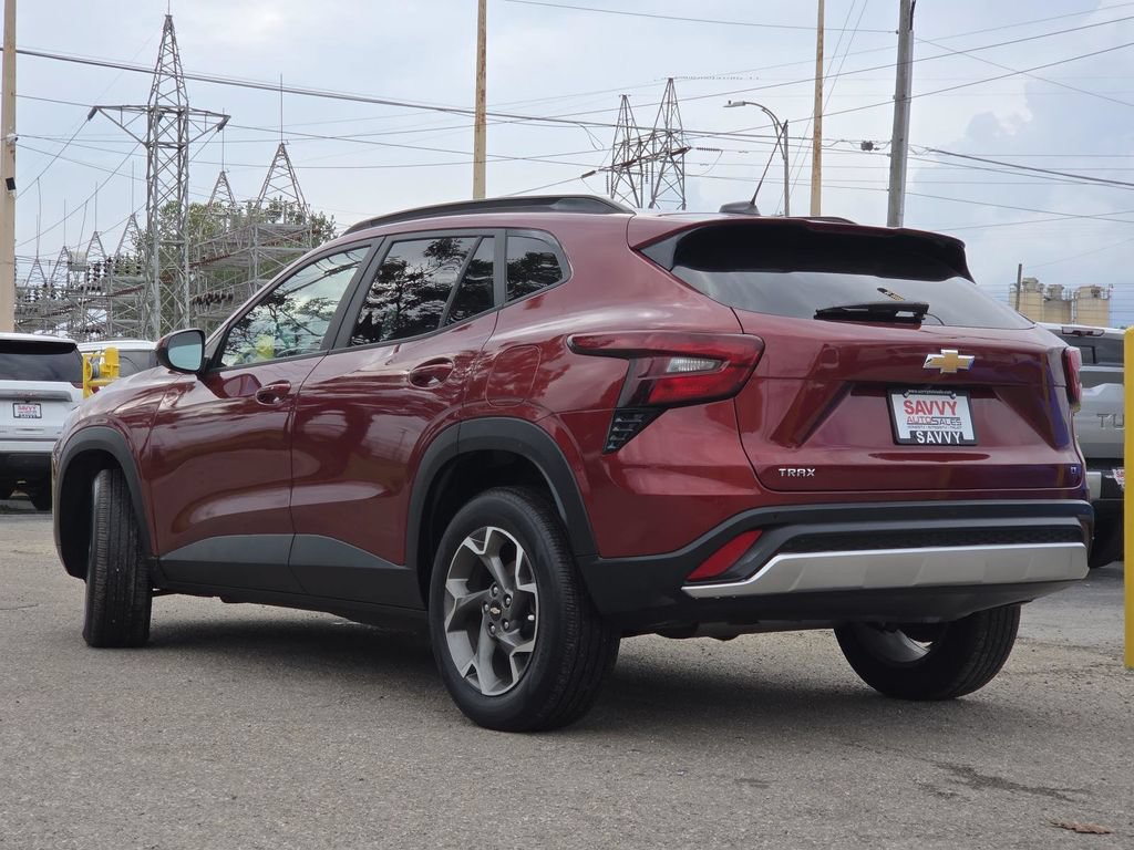 Used 2025 Chevrolet Trax LT w/ Driver Confidence Package FWD image 11