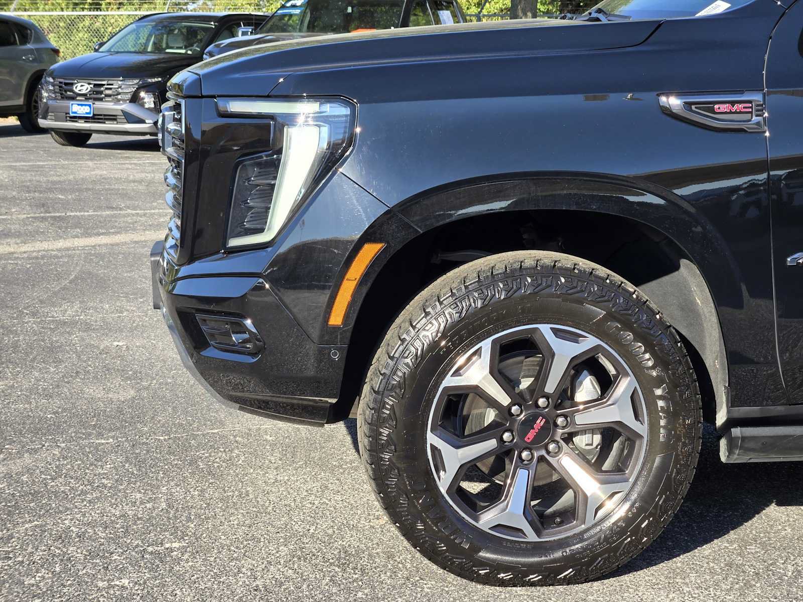 Certified 2025 GMC Yukon XL AT4 w/ AT4 Premium Package AWD/4WD image 8