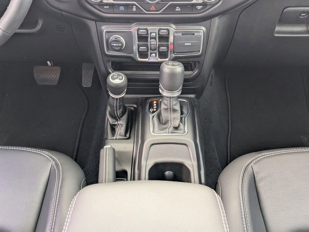 Used 2023 Jeep Wrangler Unlimited Sahara AWD/4WD image 19