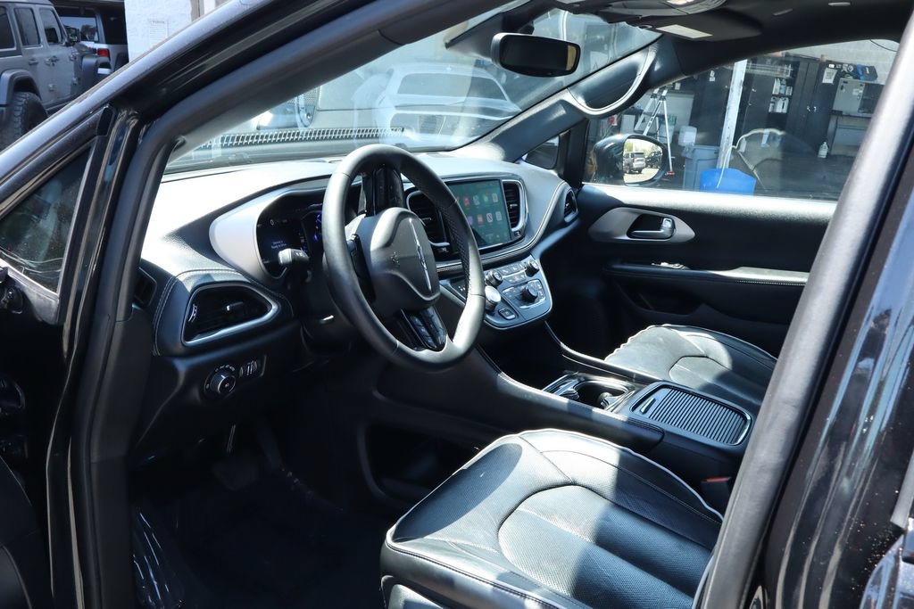Used 2024 Chrysler Pacifica Premium FWD image 17