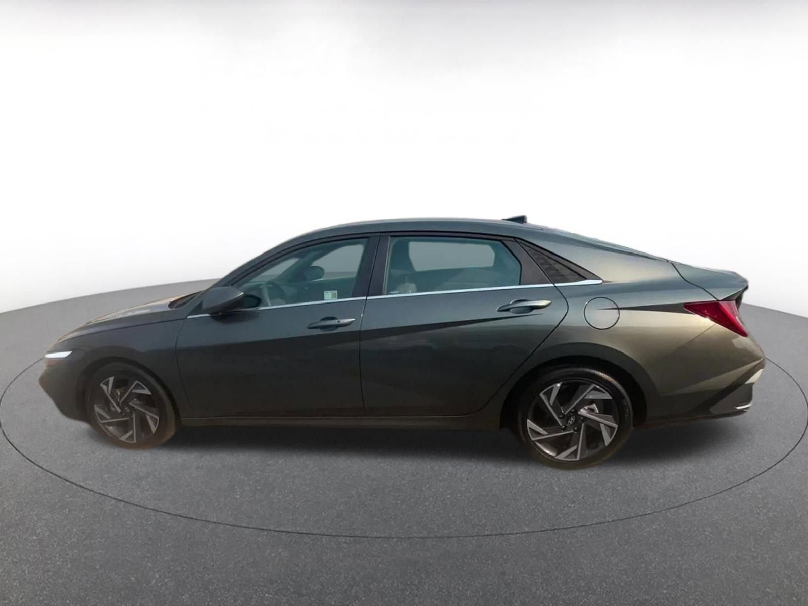 Used 2025 Hyundai Elantra SEL image 9