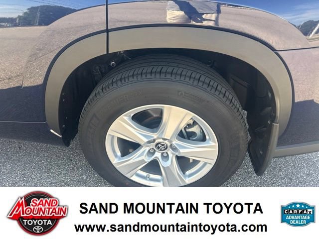Used 2023 Toyota Highlander LE AWD/4WD image 12