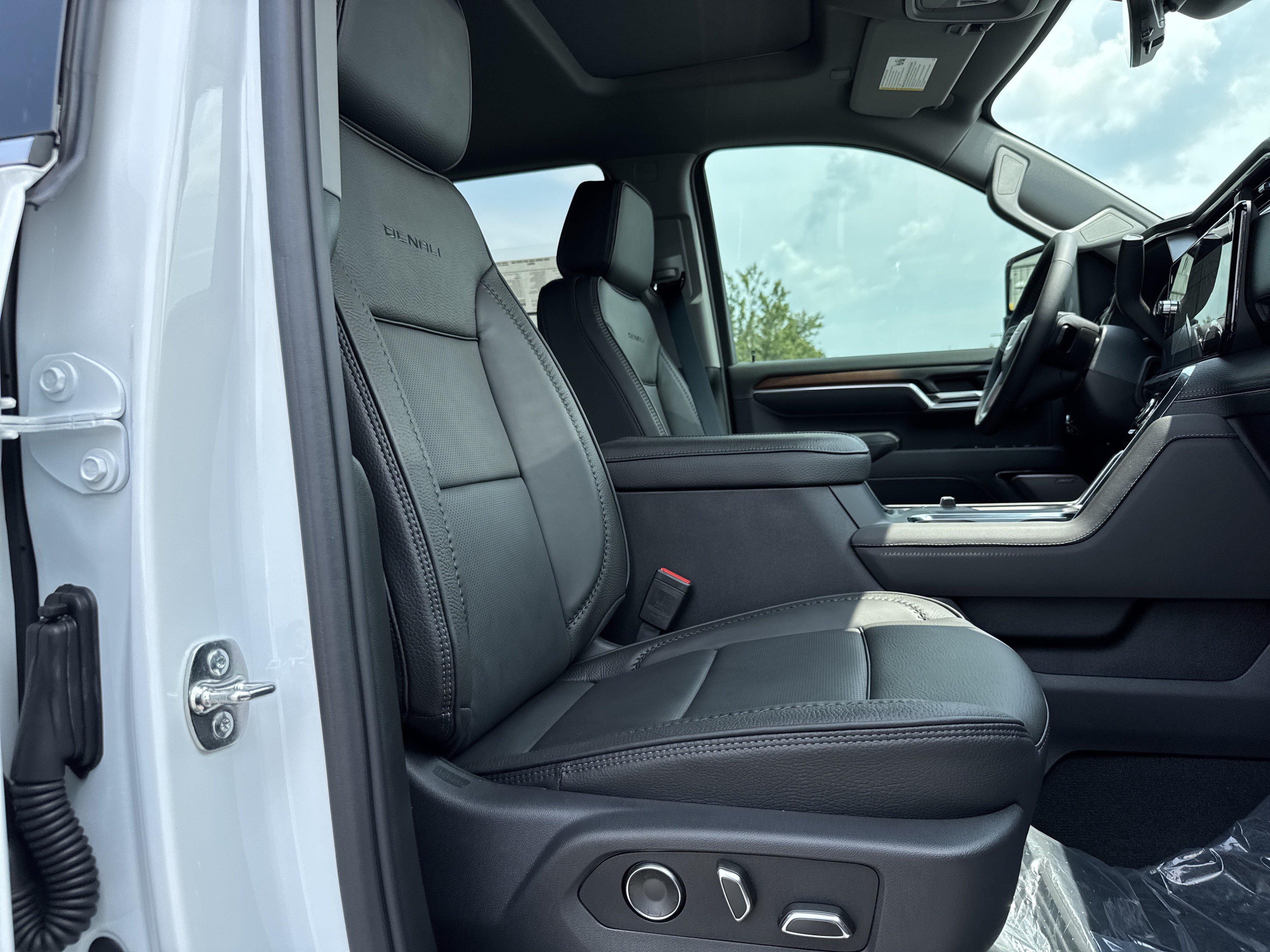 New 2026 GMC Sierra 2500 Denali w/ Denali Reserve Package AWD/4WD image 32