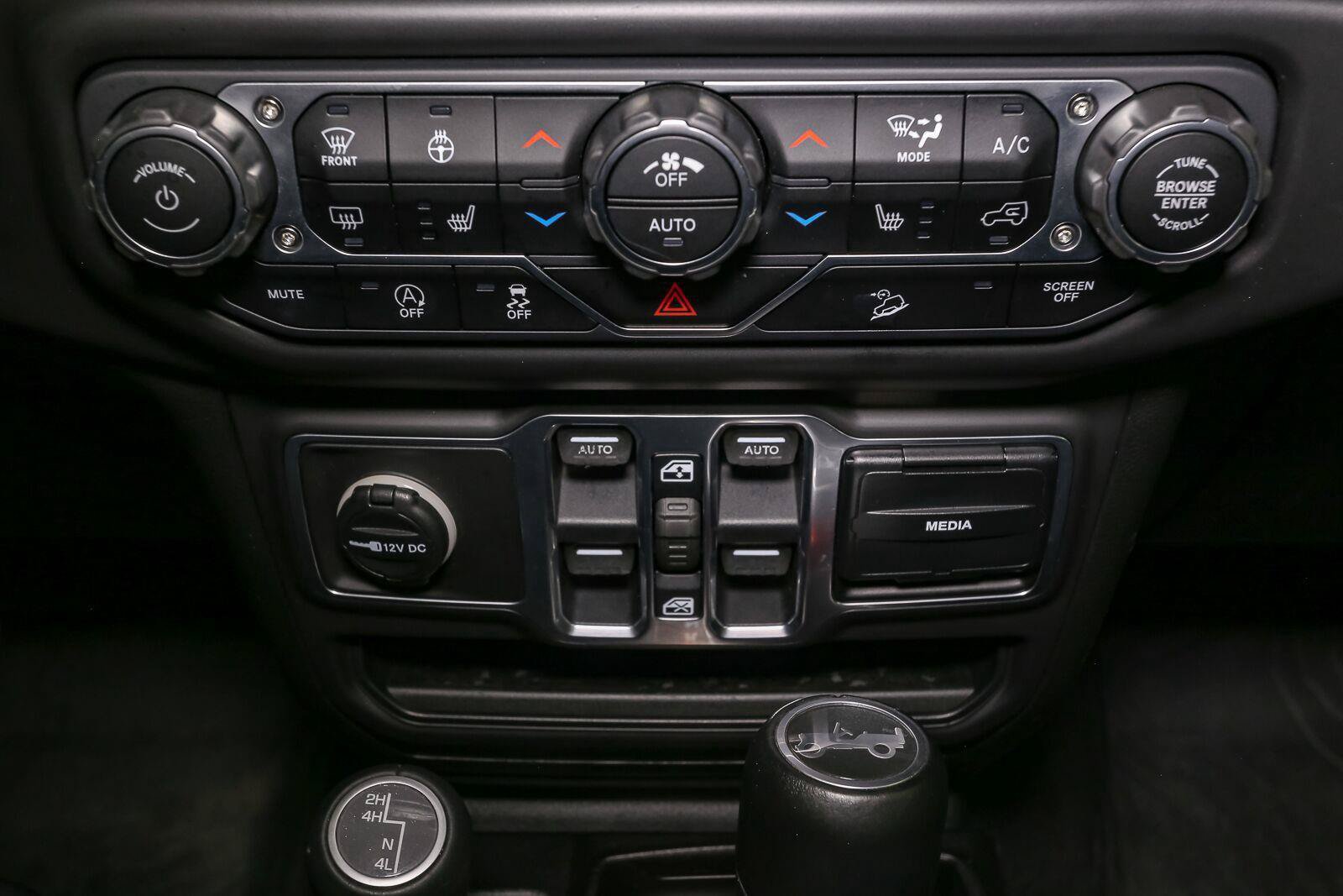 Used 2018 Jeep Wrangler Unlimited Sahara w/ Uconnect 4C Nav & Sound Group AWD/4WD image 26