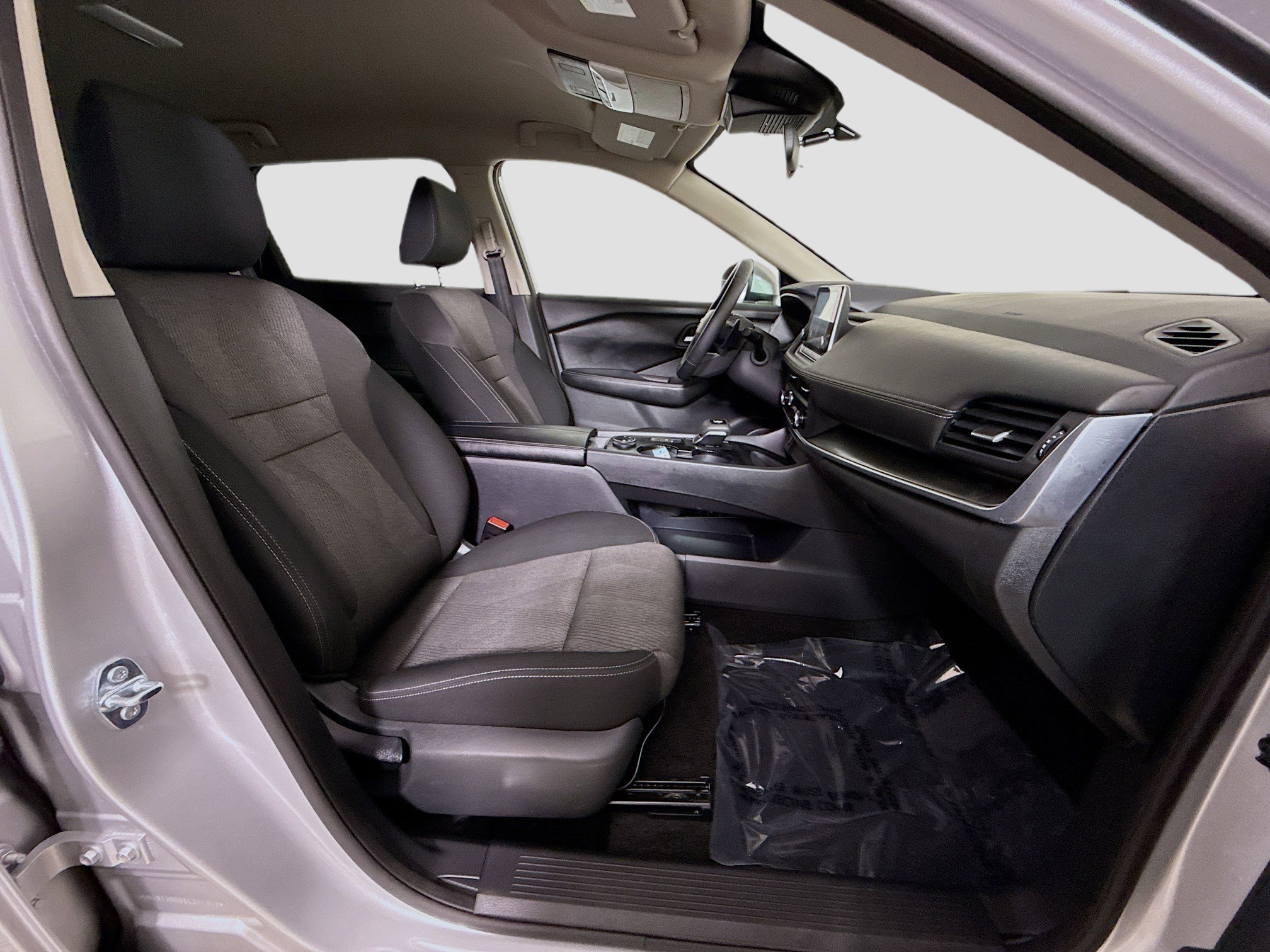 Used 2025 Nissan Rogue SV image 30