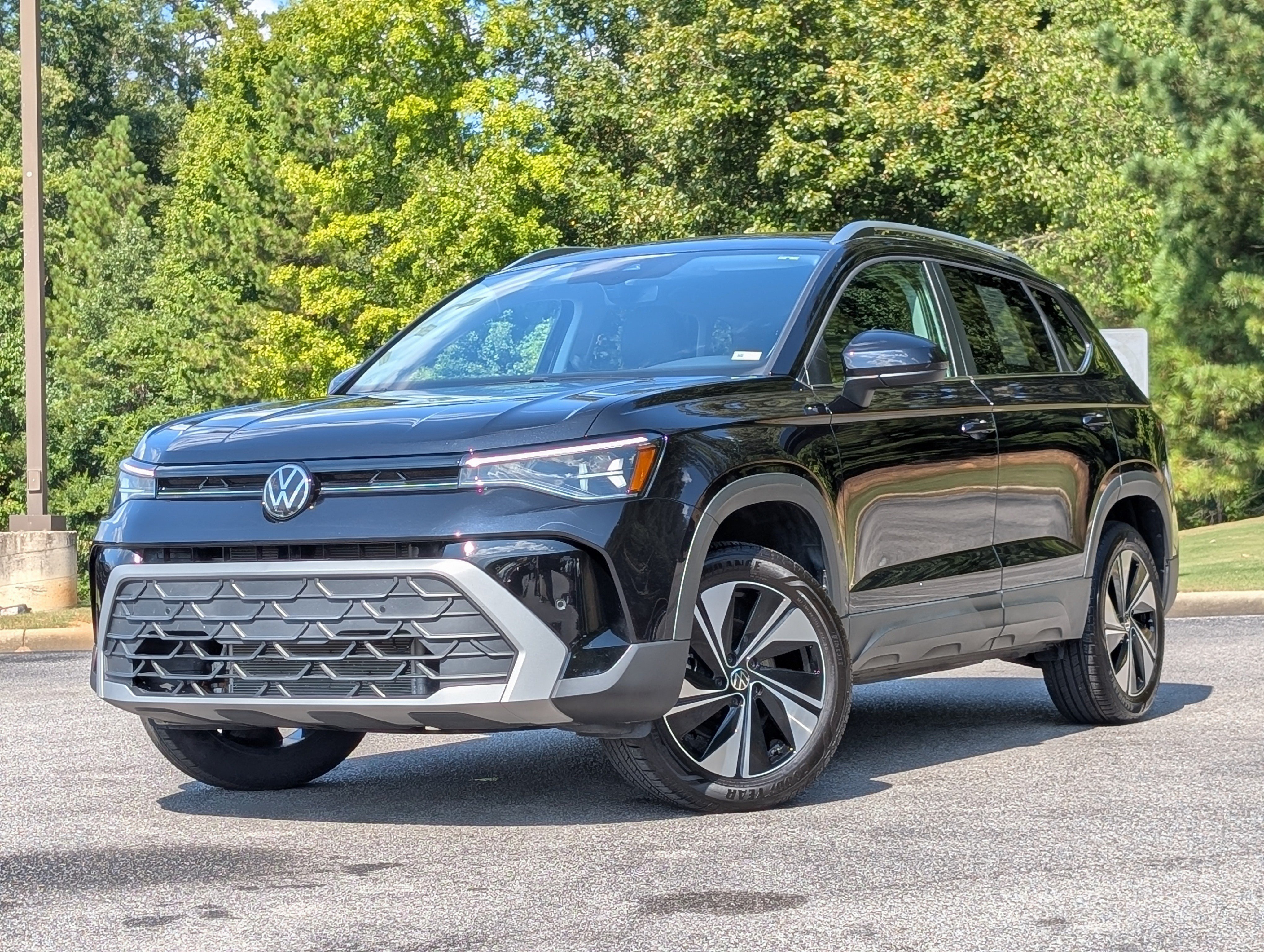 Used 2025 Volkswagen Taos SE AWD/4WD image 4