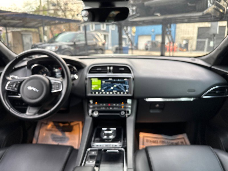 Used 2020 Jaguar F-PACE Premium image 20