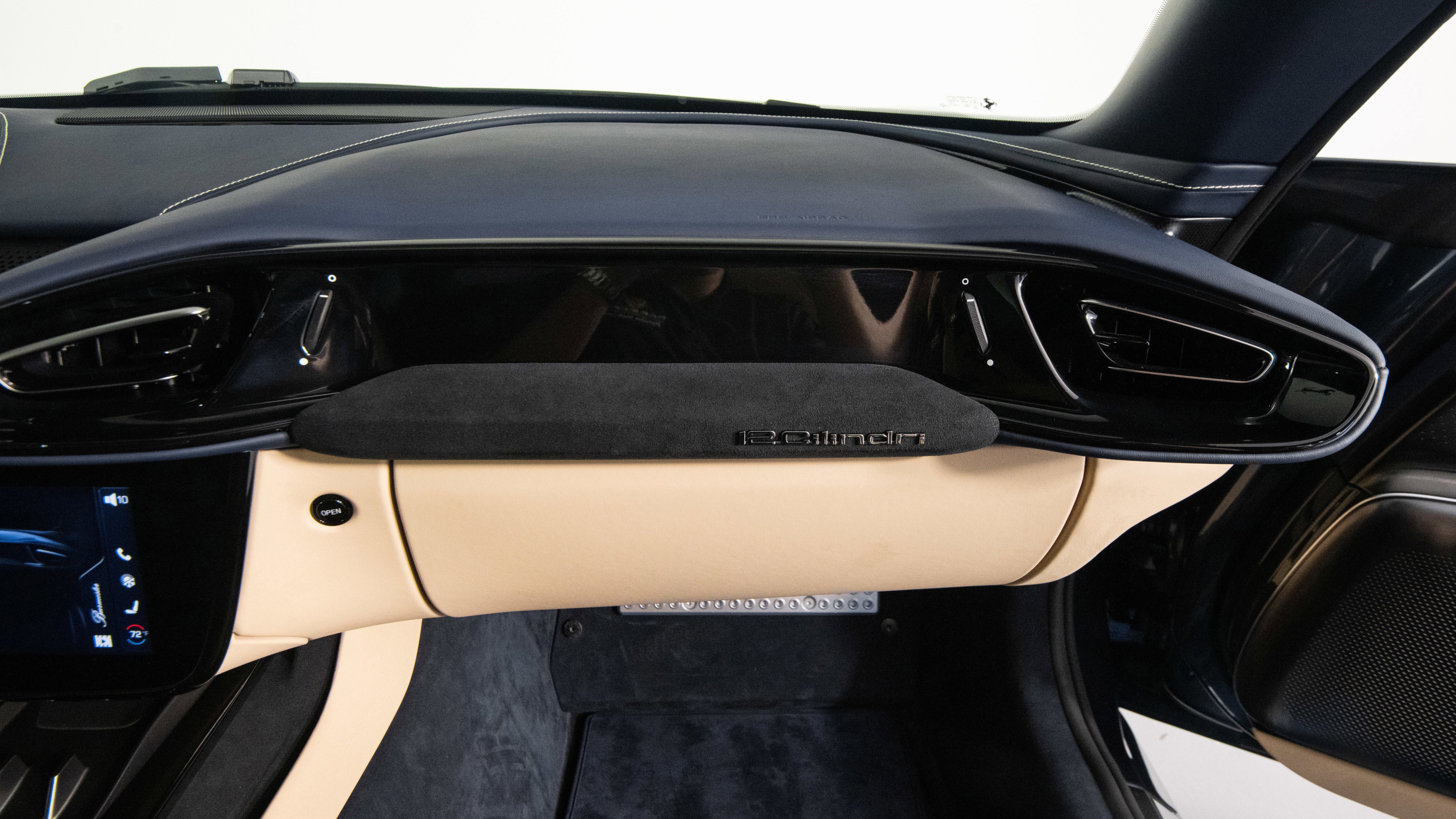 Certified 2025 Ferrari 12Cilindri image 32