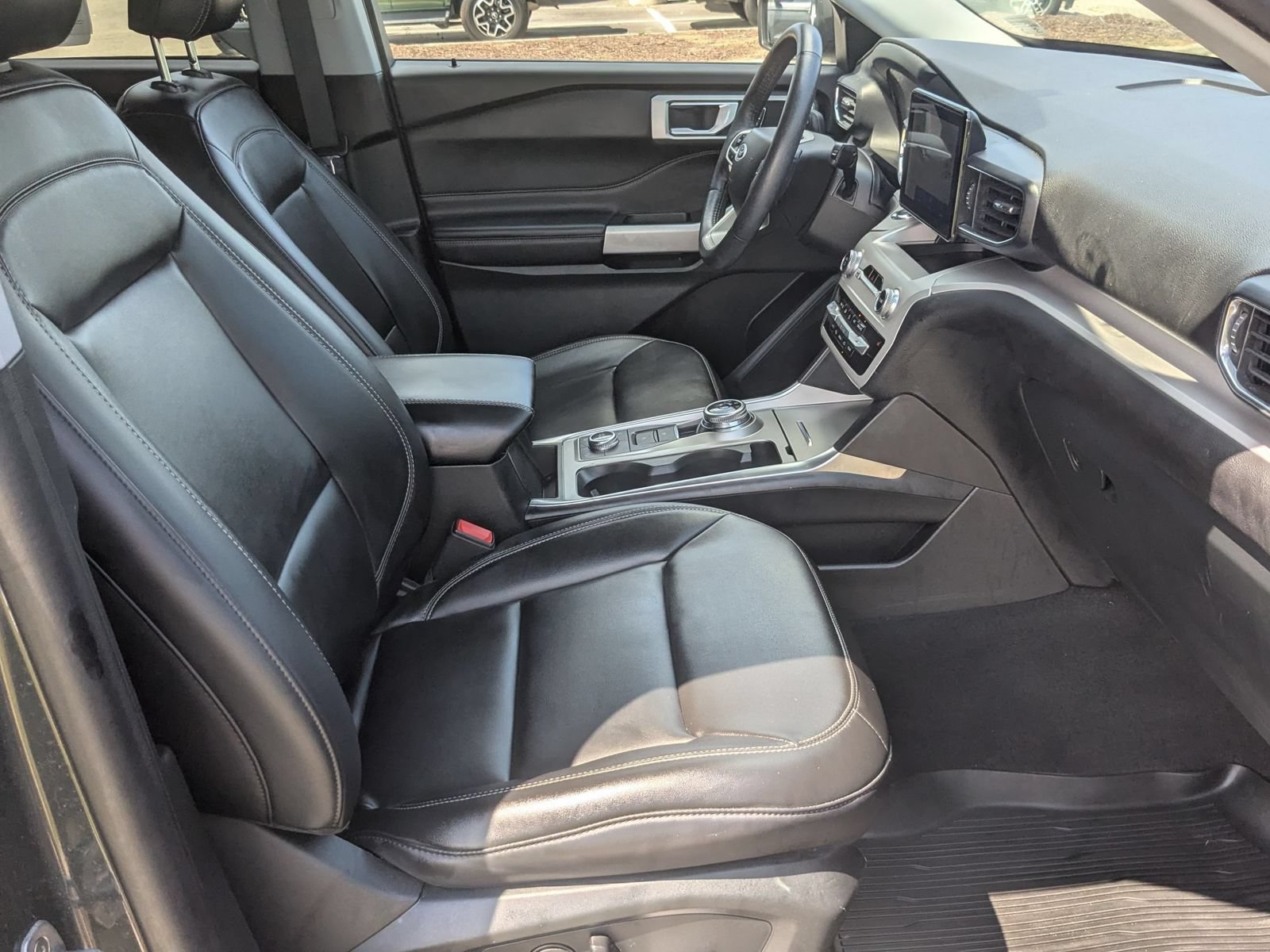 Used 2024 Ford Explorer XLT w/ Equipment Group 202A AWD/4WD image 37