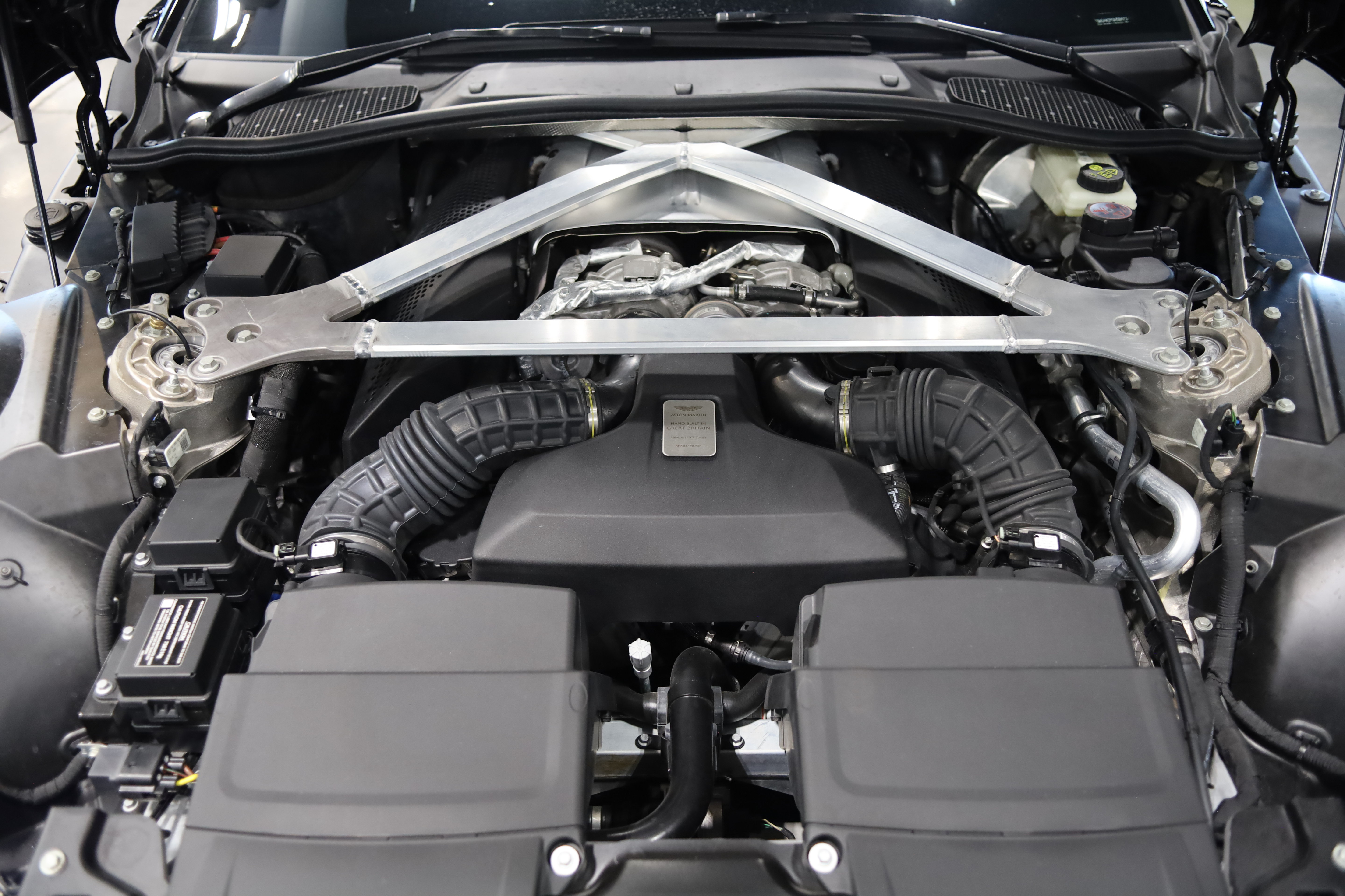 Used 2023 Aston Martin V8 Vantage Coupe RWD image 36