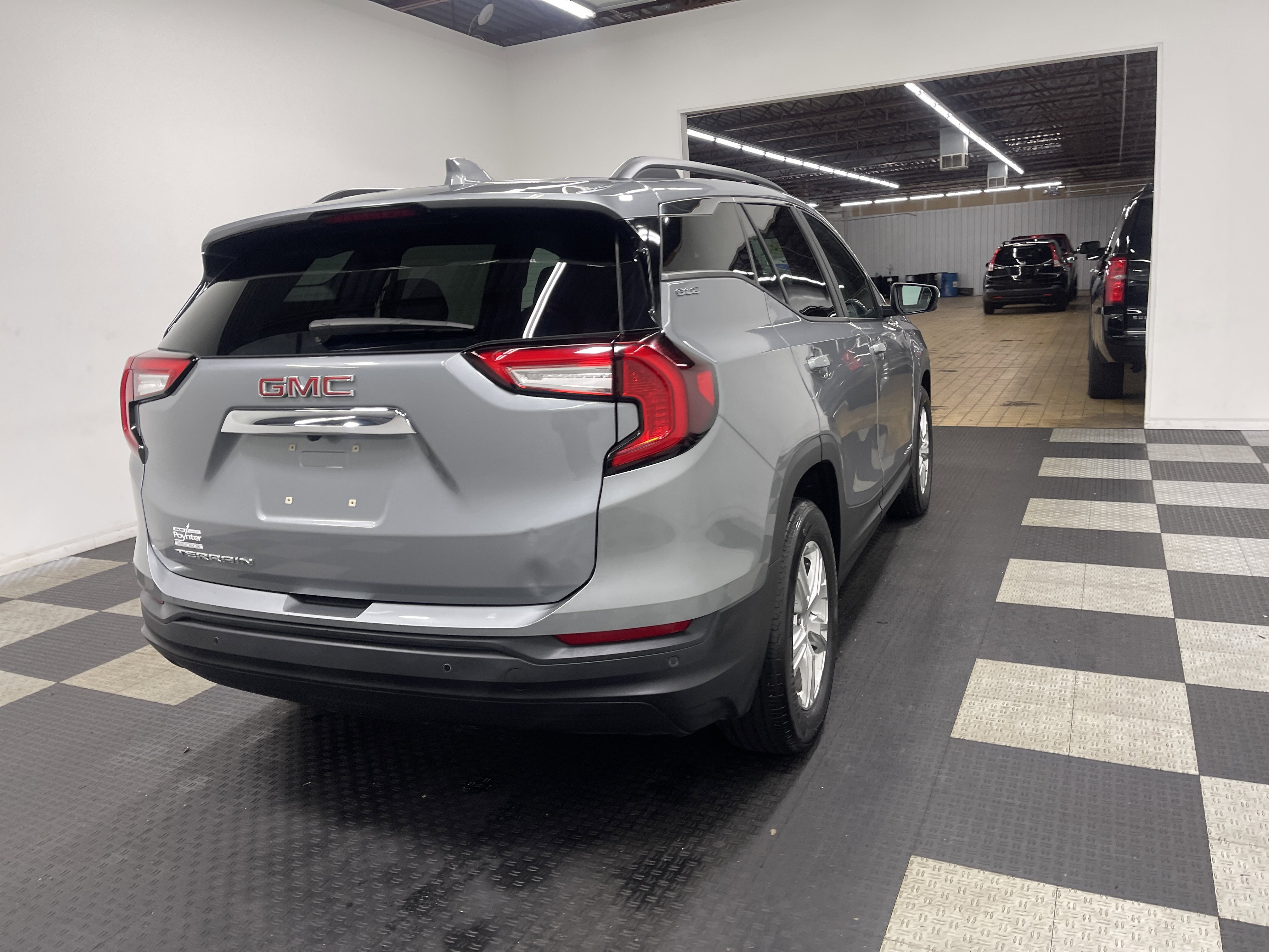 Used 2023 GMC Terrain SLE w/ Driver Convenience Package FWD image 5