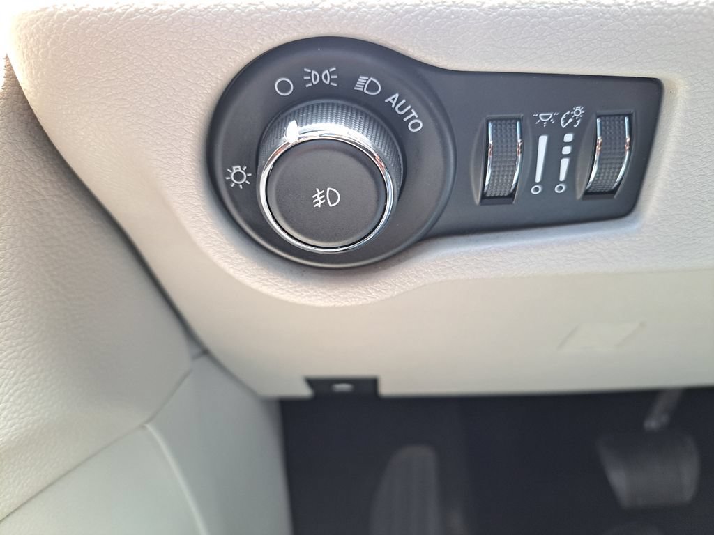 Used 2017 Chrysler Pacifica Touring-L FWD image 21