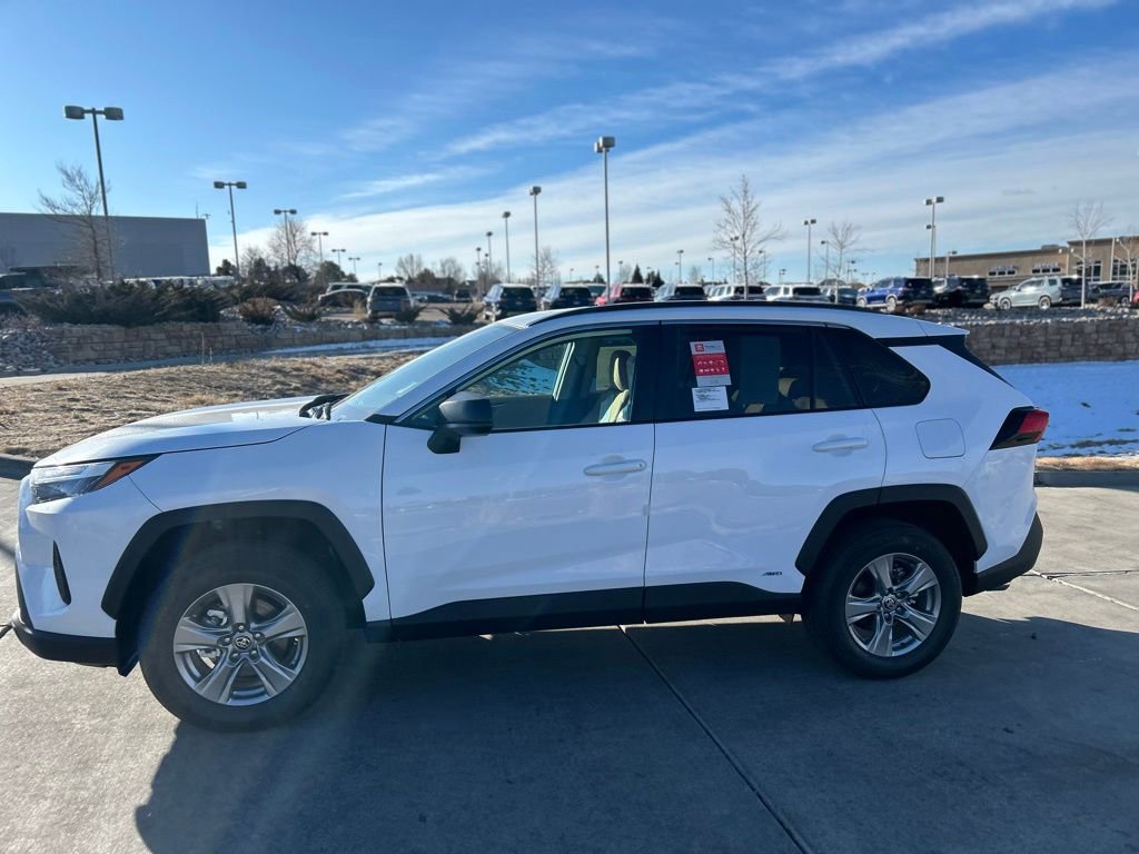 Used 2025 Toyota RAV4 SE image 4