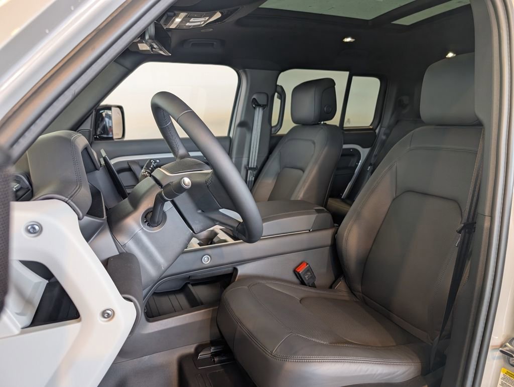 New 2026 Land Rover Defender 130 X-Dynamic SE image 10