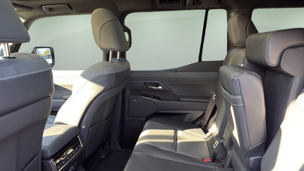 Used 2025 Lexus GX 550 w/ Accessory Package (2T) AWD/4WD image 18