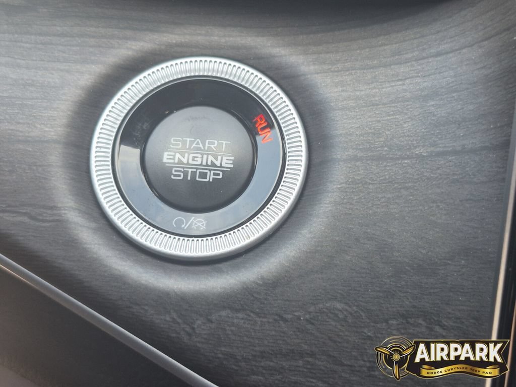 New 2025 Jeep Grand Cherokee Limited w/ Luxury Tech Group II RWD image 22