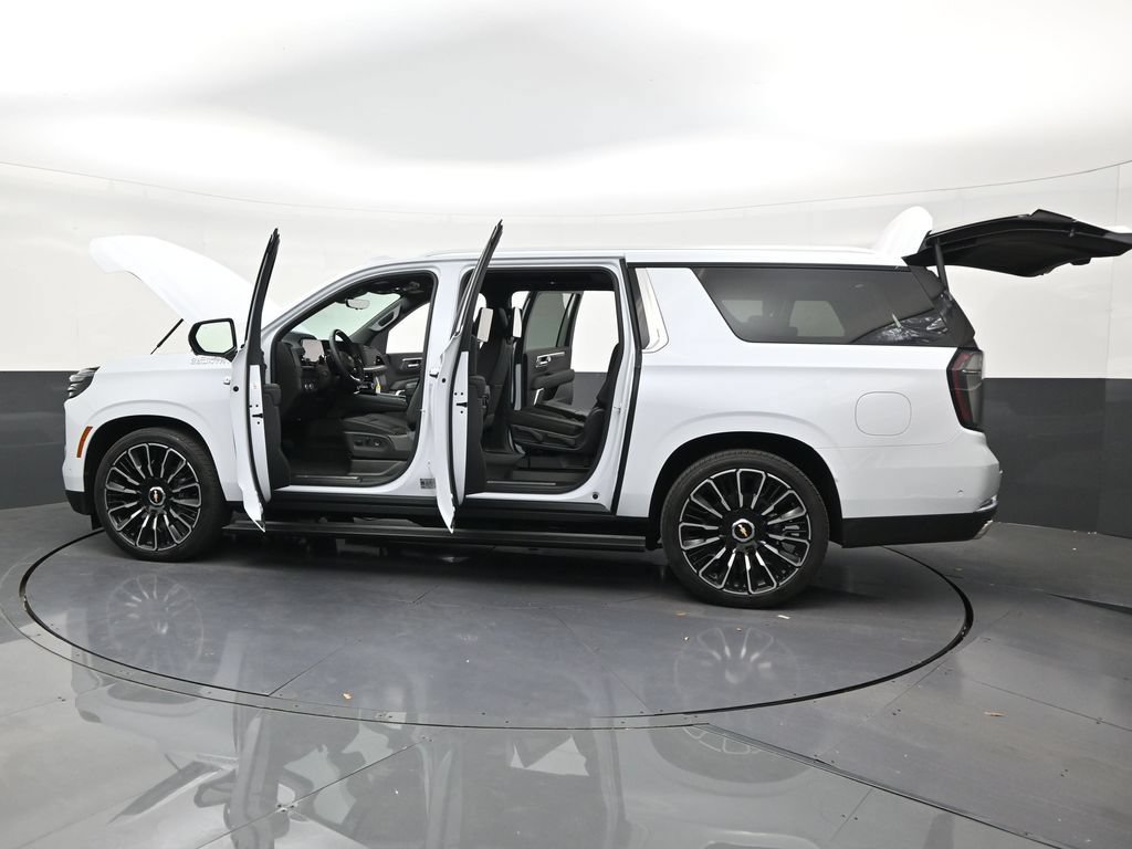 Used 2026 Chevrolet Suburban High Country AWD/4WD image 29