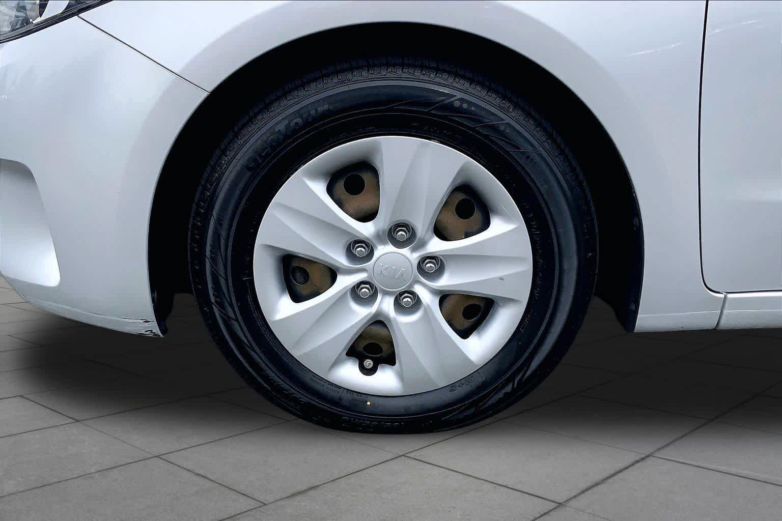 Used 2017 Kia Forte LX FWD image 11