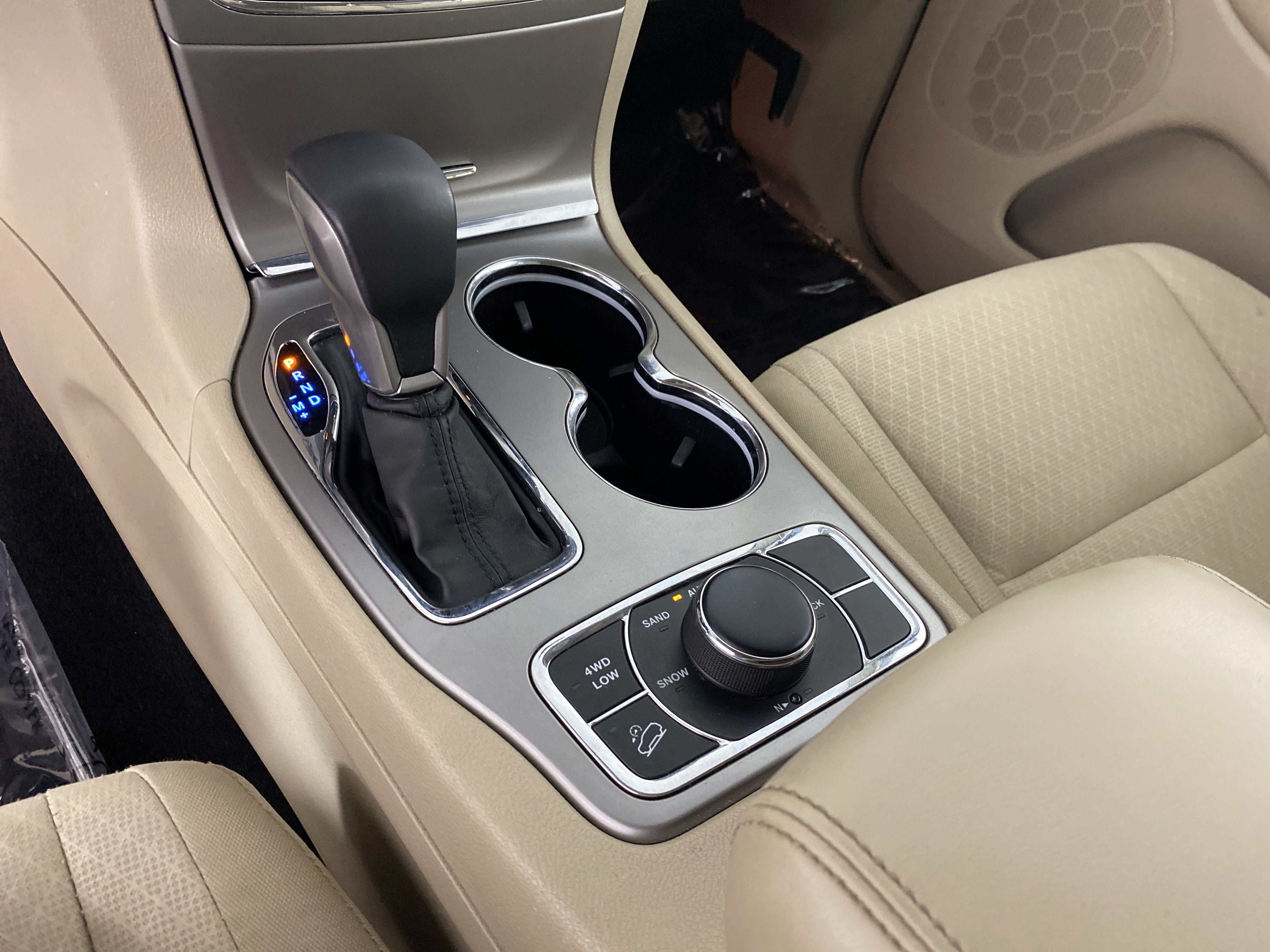 Used 2019 Jeep Grand Cherokee Laredo AWD/4WD image 34