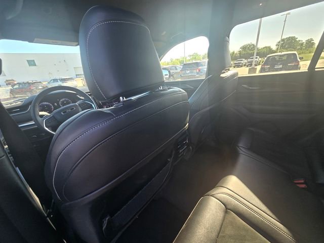 Used 2025 Jeep Grand Cherokee Altitude AWD/4WD image 12