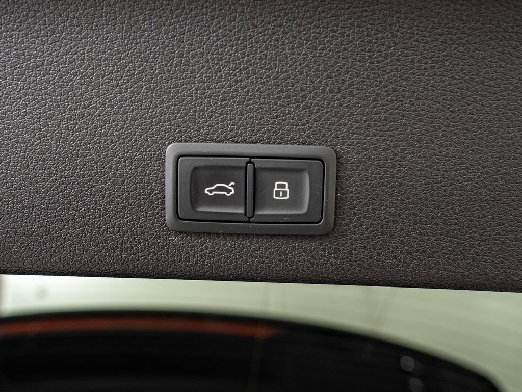 Used 2022 Audi e-tron Premium Plus w/ Premium Plus Package image 39