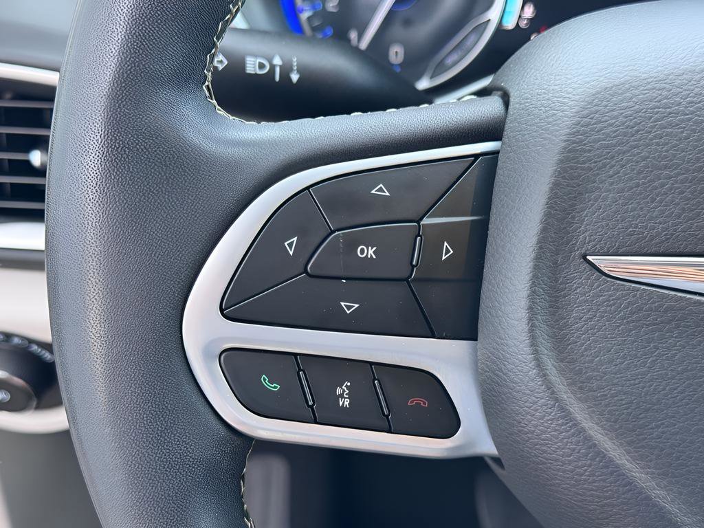 Used 2023 Chrysler Pacifica Touring-L FWD image 16
