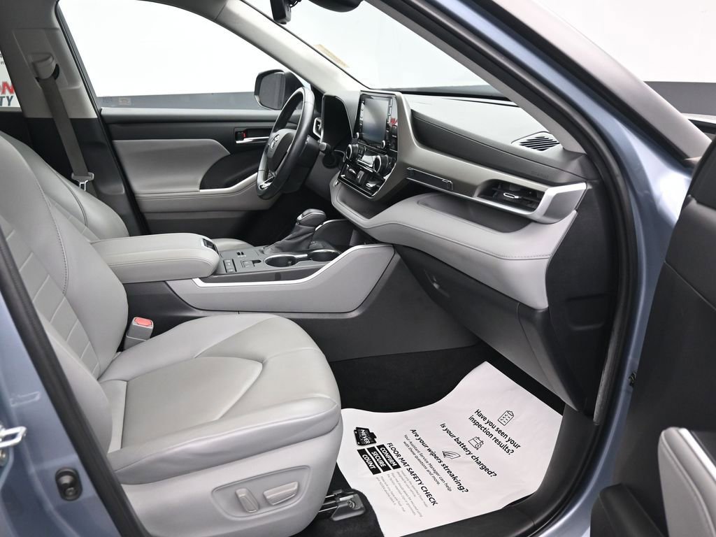 Used 2020 Toyota Highlander XLE FWD image 13