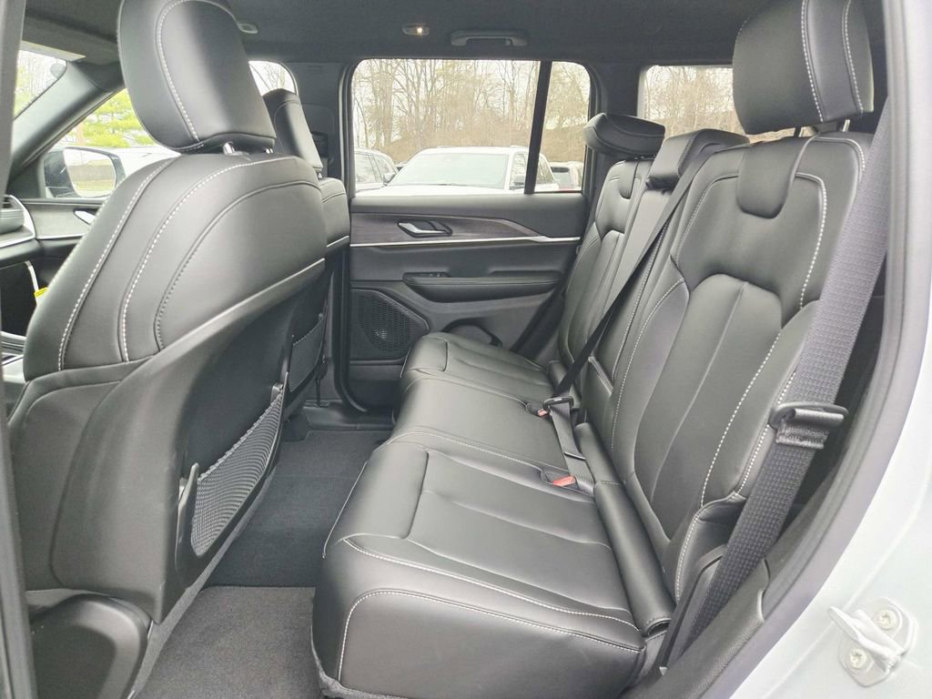 New 2025 Jeep Grand Cherokee Limited w/ Black Appearance Package image 12
