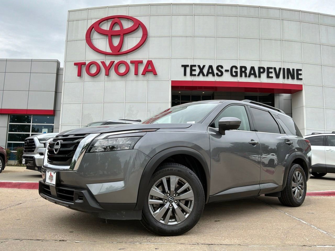 Used 2025 Nissan Pathfinder SV FWD image 2